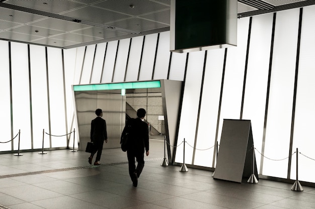 Silhouet van mensen in de stad