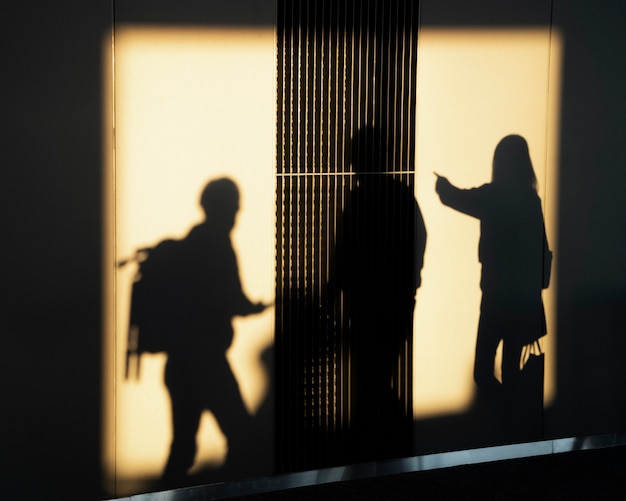 Silhouet van mensen in de stad