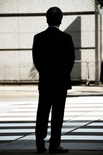 Gratis foto silhouet van persoon in de stad