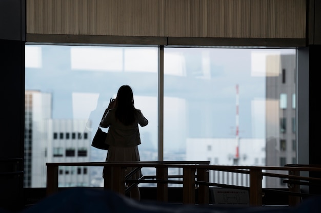 Gratis foto silhouet van persoon in de stad