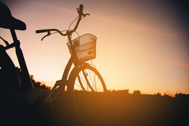 Silhouet van Vintage Bike bij de zonsondergang