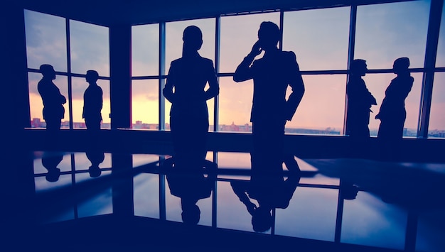 Gratis foto silhouetten van ondernemers op het kantoor