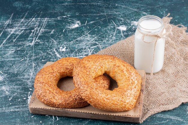 Gratis foto simit bagels met sesam en potje melk