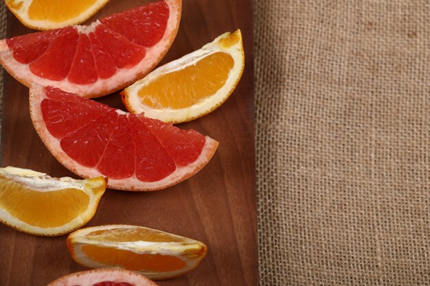 Sinaasappel- en grapefruitplakken.