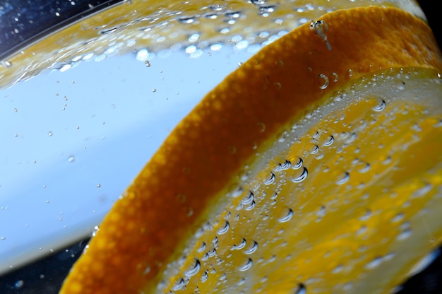 Sinaasappel in bruisend water met bubbels. macro.
