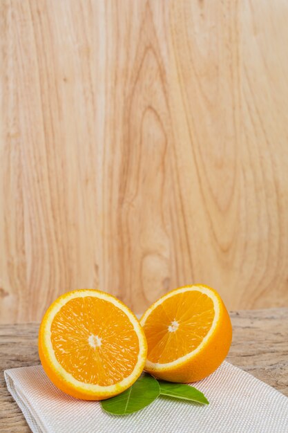 Sinaasappel op de houten vloer.