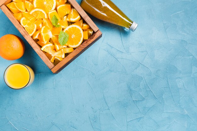 Sinaasappelsap en fruit met exemplaarruimte