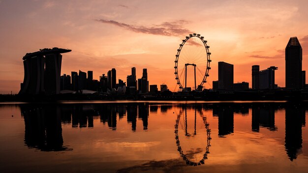 Singapore wolkenkrabbers bij zonsondergang