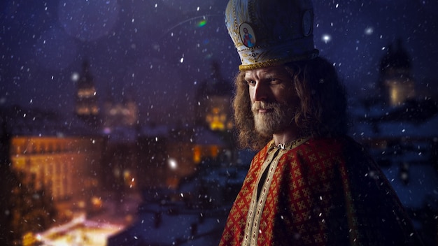 Sinterklaas sinterklaas nederlandse kerstman bovenop het dak van nacht winter stad