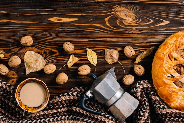 Gratis foto sjaal dichtbij de herfstsnacks en drank