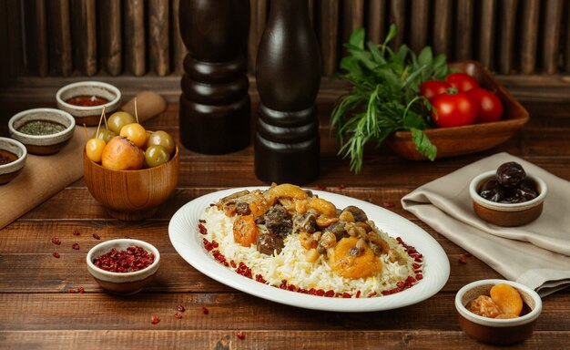 Sjah plov, rijst garneer met seizoens- en droog fruit