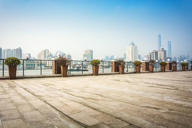 Sjanghai skyline in zonnige dag, China