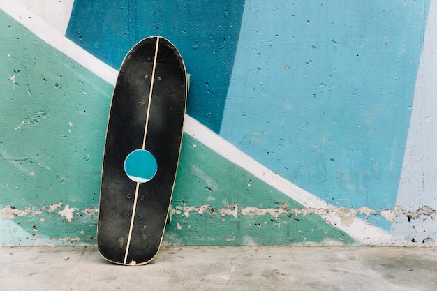 Skateboard leunend tegen de muur