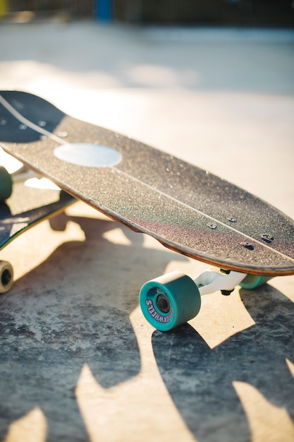 Skateboard op de vloer op de voorgrond