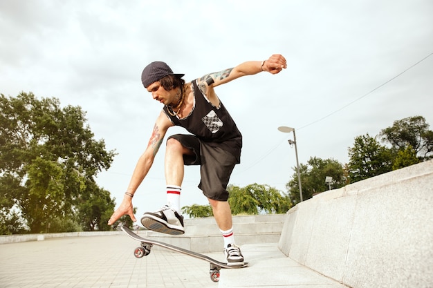 Skateboarder doet een truc in de straat van de stad op een bewolkte dag
