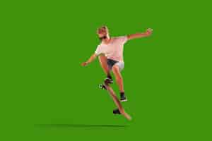 Gratis foto skateboarder voert trucs uit