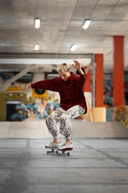 Gratis foto skateparktieners in skatepark