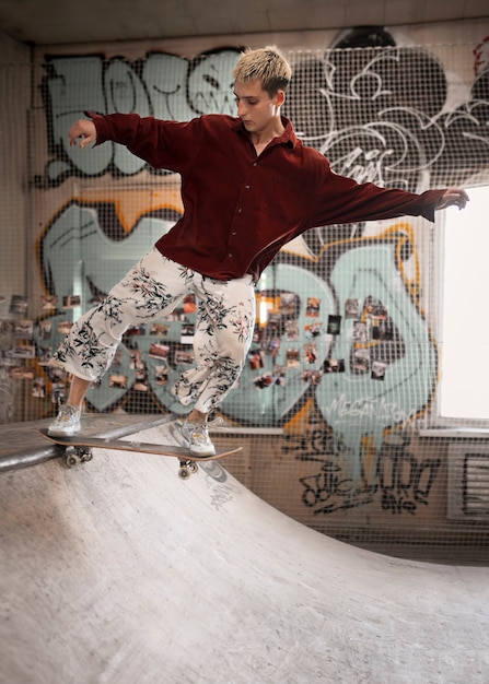 Skateparktieners in skatepark