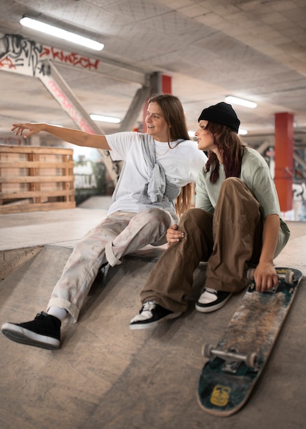 Skateparktieners in skatepark