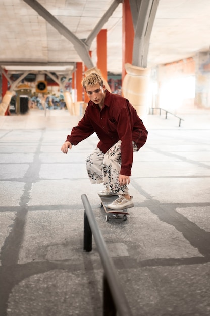 Skateparktieners in skatepark