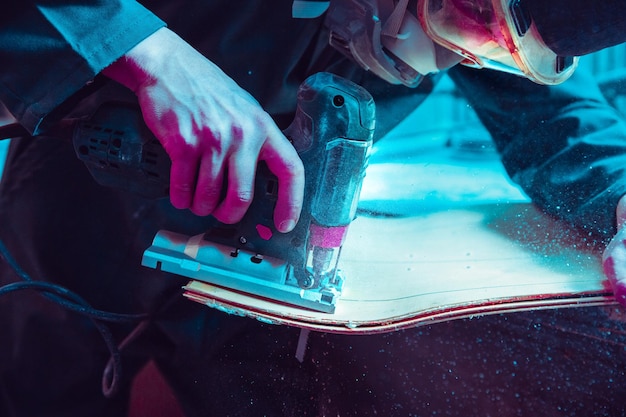 Skater bezig met het maken van zijn eigen skateboard longboard open bedrijfsconcept