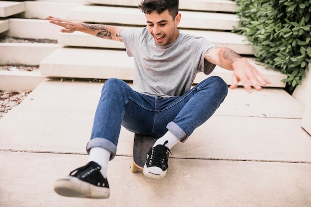 Skater die met lang raad in openlucht presteren