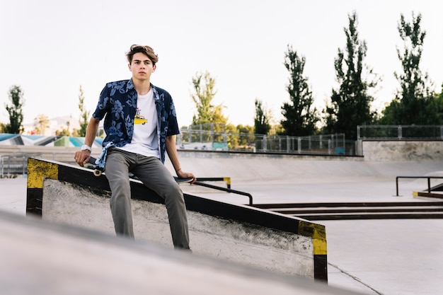 Gratis foto skater jongen poseren