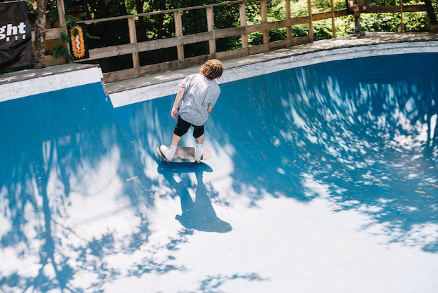 Skater man rijden op de helling