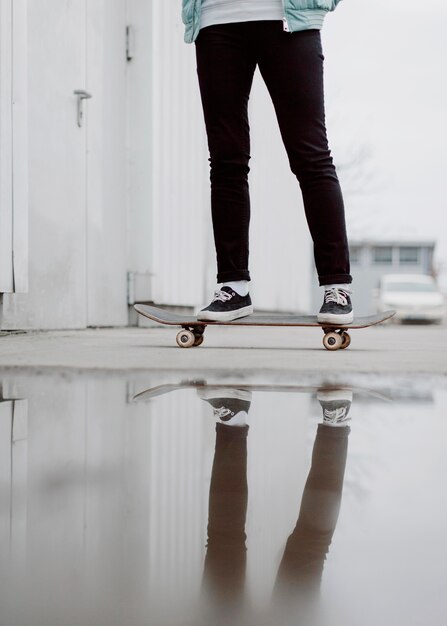Skater meisje benen staan op haar skateboard