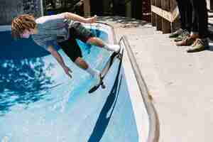 Gratis foto skater naar beneden rijden op de helling