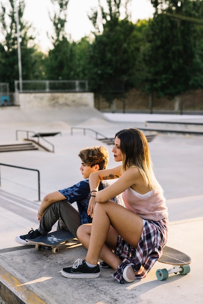 Skater paar chillen