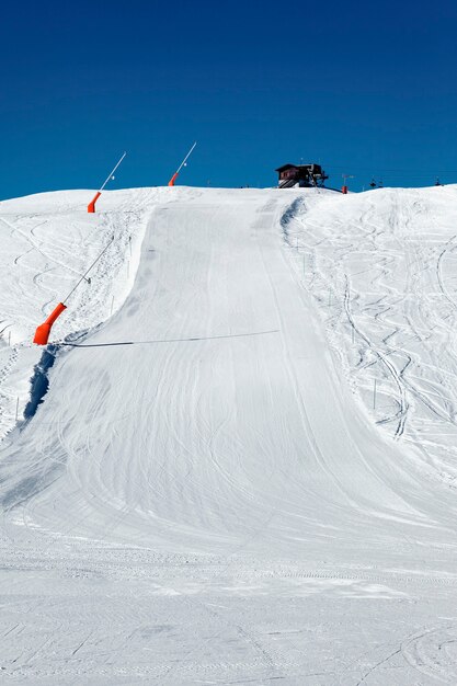 Skibaan op alpiene berg in Frankrijk