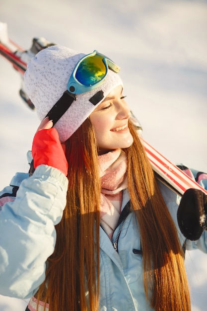 Skiër op een berghelling poseren tegen een achtergrond van met sneeuw bedekte bergen