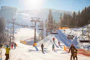 Gratis foto skiërs op de skilift rijden op skiresort