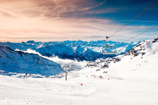Skitoevlucht in de bergen van de winteralpen, frankrijk. uitzicht op skipistes en skilift. val thorens, frankrijk. winterlandschap