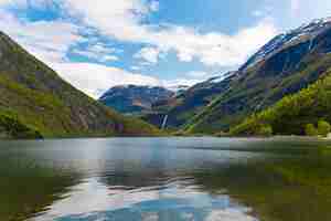 Gratis foto skjolden noorwegen 16 mei 2023 berg en waterval