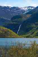 Gratis foto skjolden noorwegen 16 mei 2023 berg en waterval