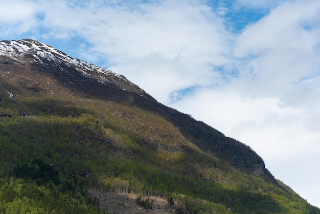 Gratis foto skjolden noorwegen 16 mei 2023 berg