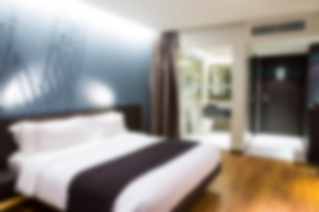 Slaapkamer van een hotel met een onscherpe tweepersoonsbed