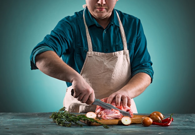 Slager snijdend varkensvleesvlees op keuken