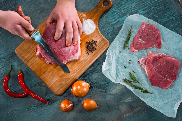 Slager snijdend varkensvleesvlees op keuken
