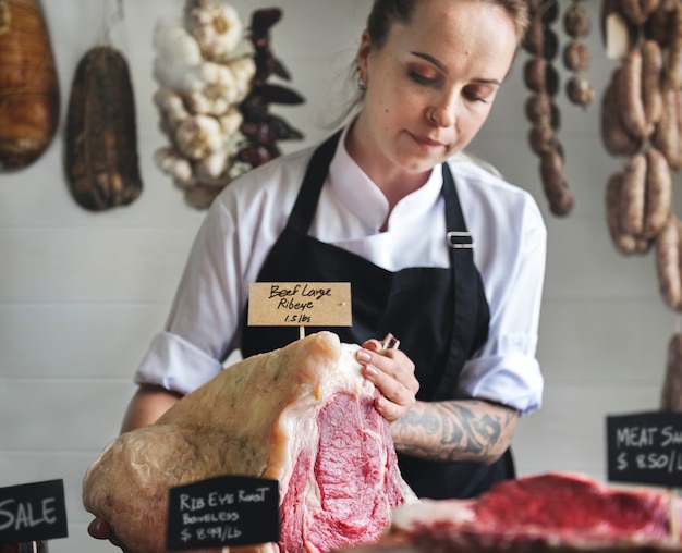 Slagersverkopend vlees in een het receptidee van de slagerijvoedselfotografie Premium Foto