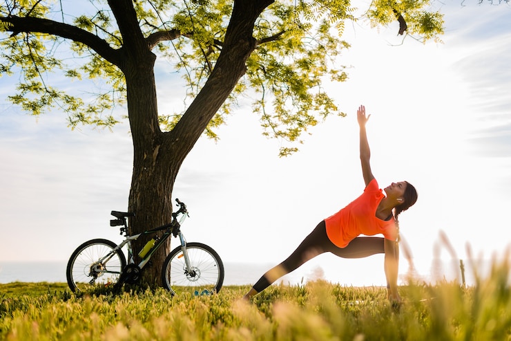Gratis Foto slank mooie vrouw silhouet sport in de ochtend in park doet yoga