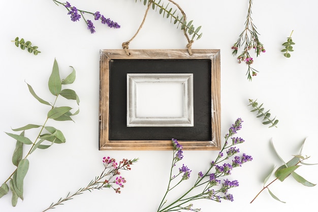 Slate met decoratieve frame en bloemen