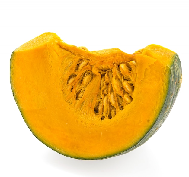 Slice pompoen geïsoleerd op witte achtergrond