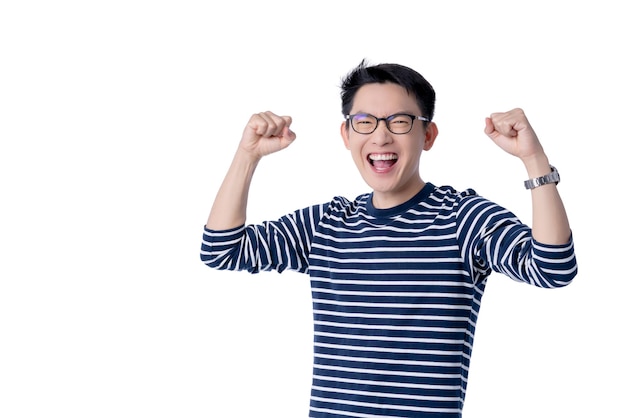 Slimme aantrekkelijke aziatische vriendelijke mannenhand staat vrolijk opgewonden op en glimlacht met frisheid en vrolijk casual blauw shirt portret witte achtergrond