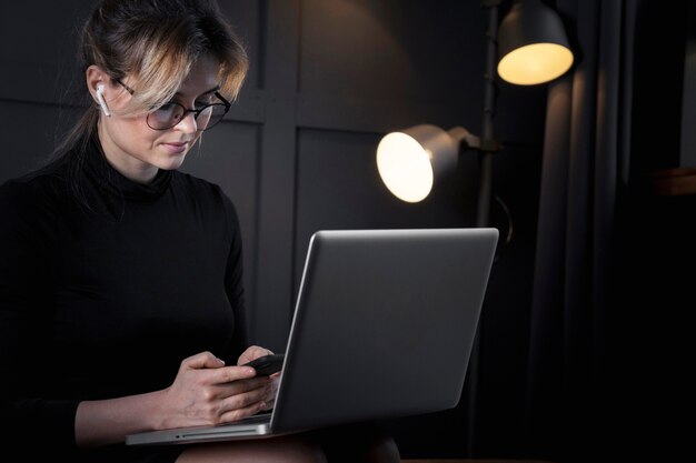 Slimme onderneemster die aan haar laptop werkt