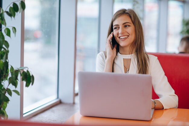 Slimme vrouw lachen terwijl praten aan de telefoon