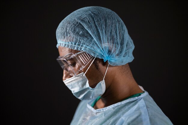 Sluit de dokter af met een masker en een veiligheidsbril