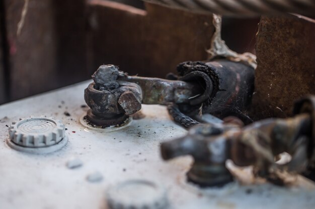 sluit de oude accu van de auto aan